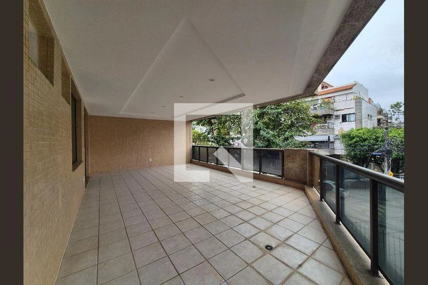 3-bedroom apartment in a building with a pool — photo 8