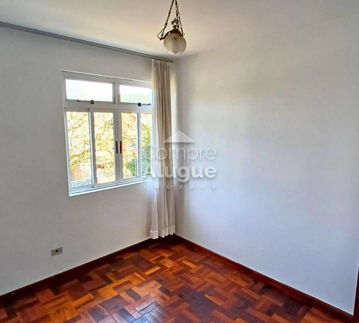 3-bedroom apartment with wood or laminate floors in Curitiba — photo 17