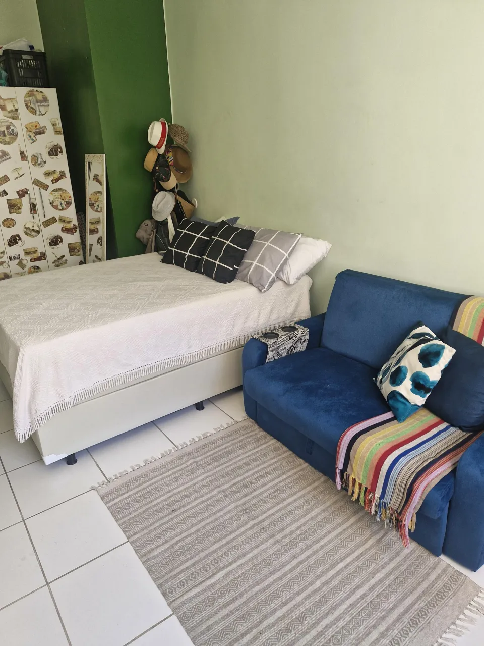 Furnished studio apartment with compact gas kitchenette — photo 8