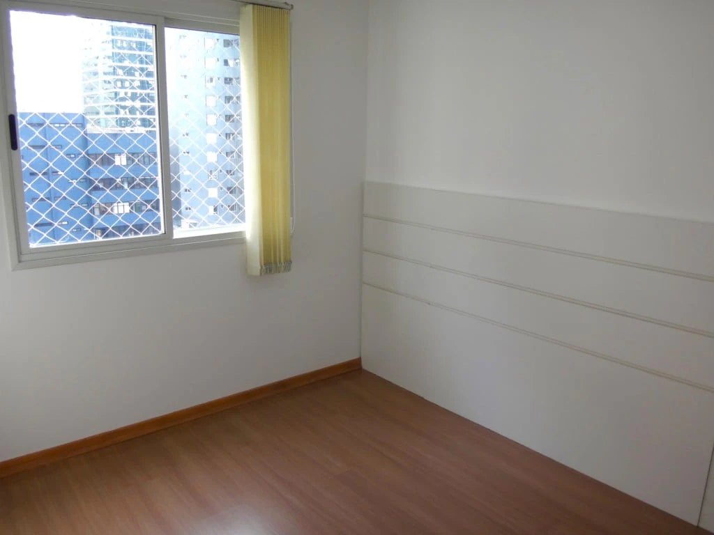 3-bedroom apartment with wood or laminate floors — photo 12
