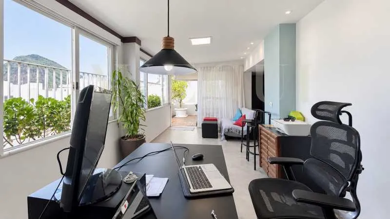 Balcony with a grill in a 3-bedroom apartment, 310 m² — photo 9