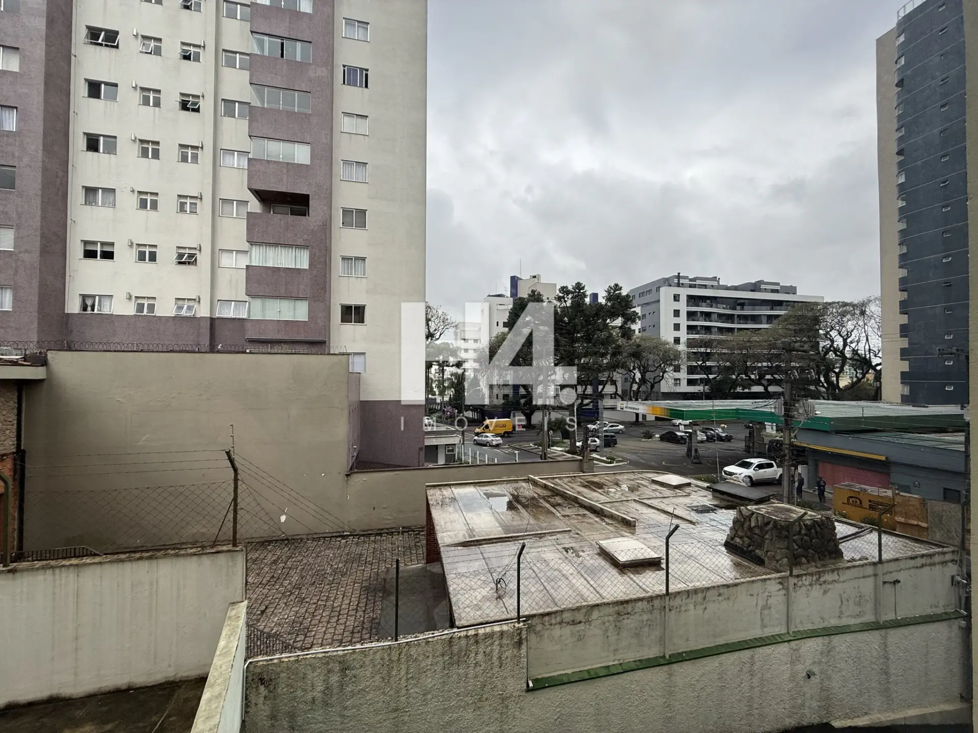 Квартира з 3 спальнями та дерев'яною підлогою або ламінатом — photo 25