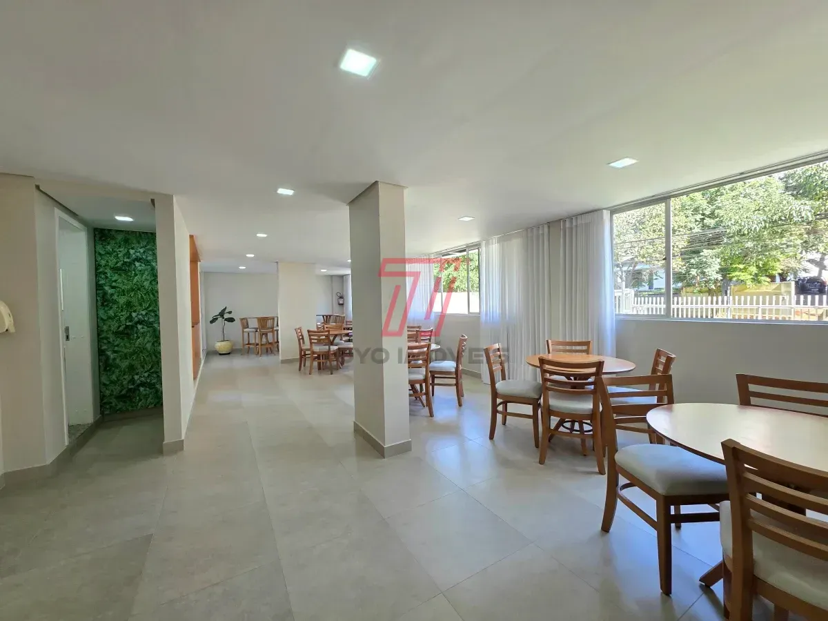 Apartamento de 3 quartos com piso de madeira na sala — photo 32