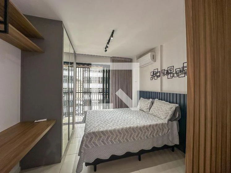 One-bedroom apartment in a building with a gym — photo 4