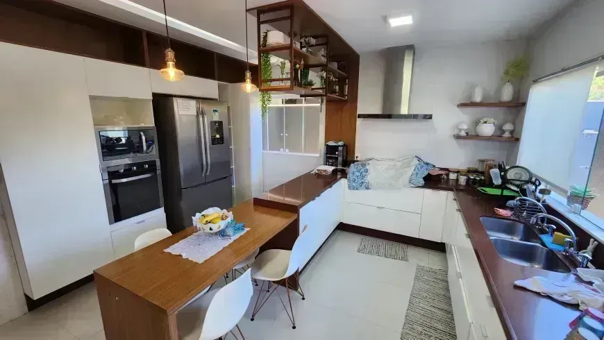 House with 5 bedrooms and an open-plan kitchen — photo 24