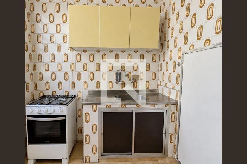 Wood or laminate floors in a one-bedroom apartment, 50 m² — photo 2