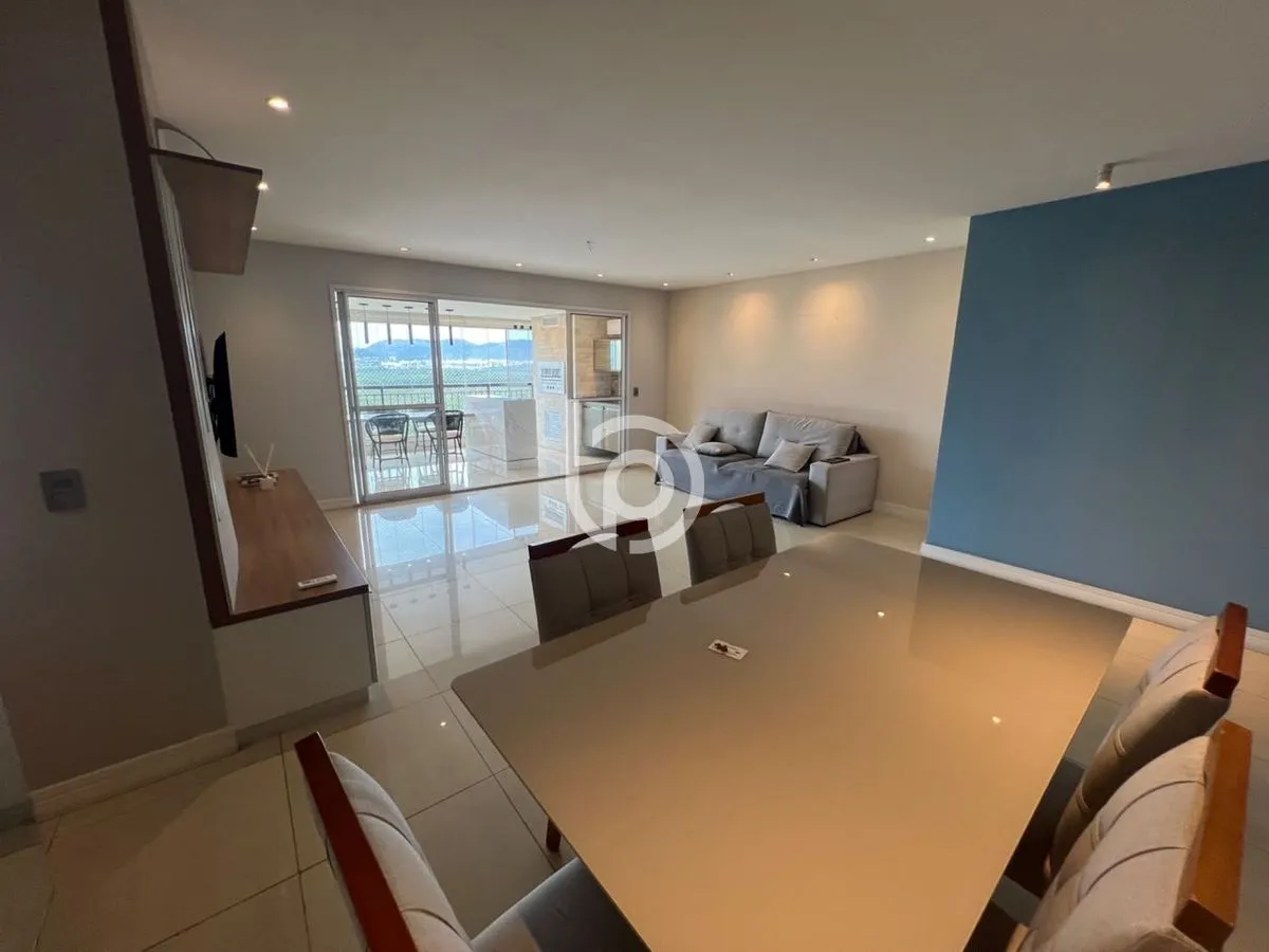 Balcony with a grill in a 4-bedroom apartment, 170 m² — photo 2
