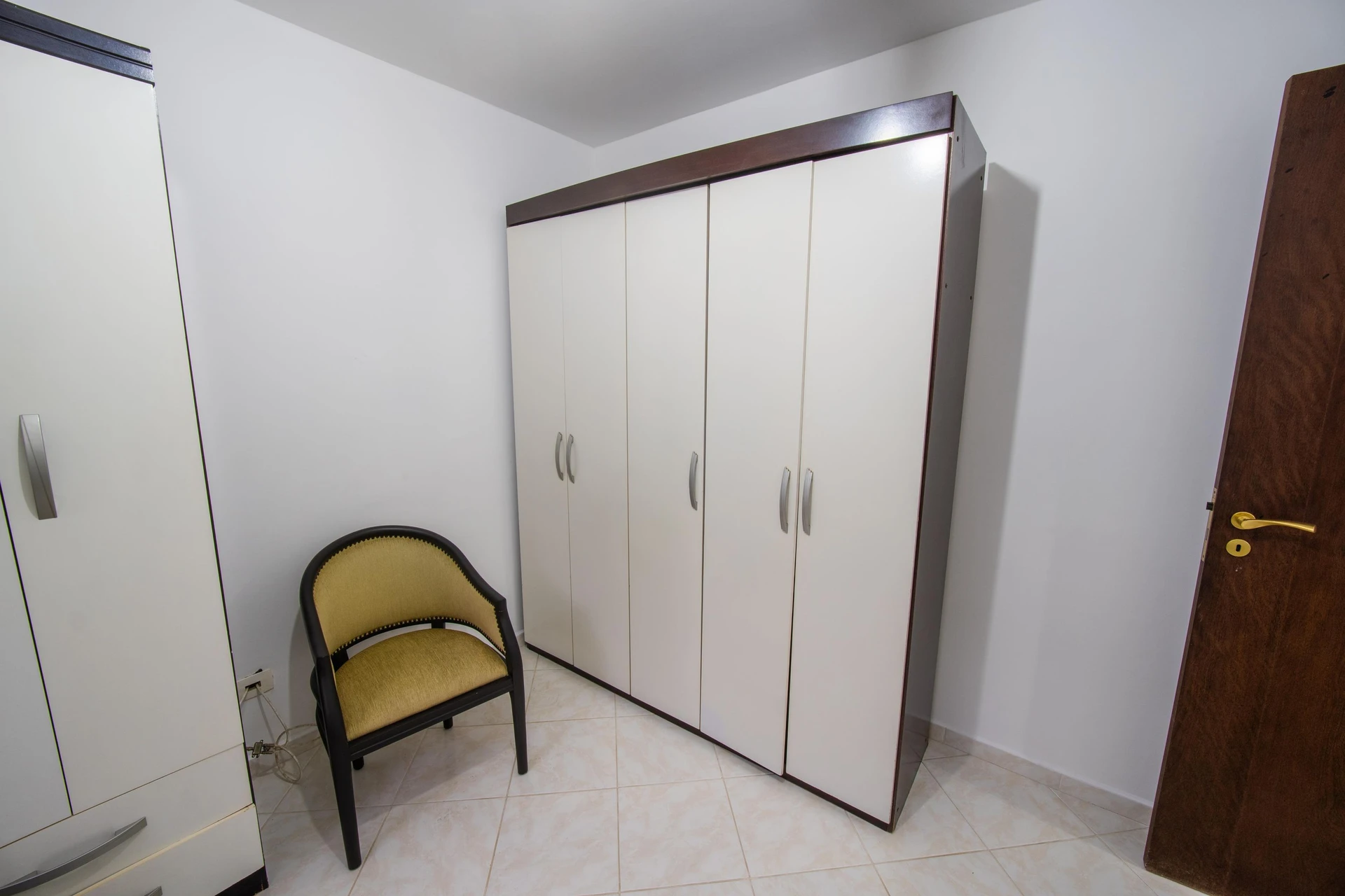 Квартира з 2 спальнями та балконом із грилем — photo 12