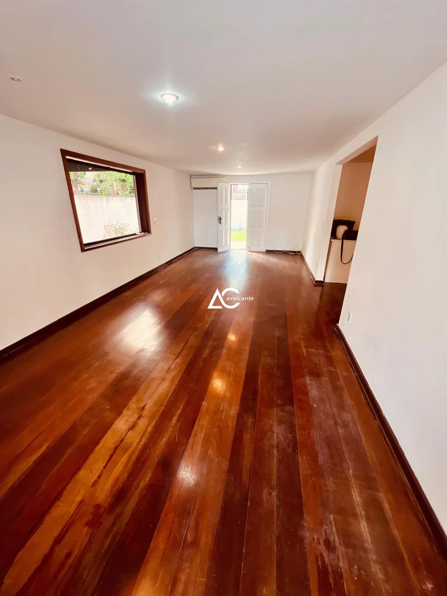 House with 5 bedrooms and 5 bathrooms plus a pool — photo 2