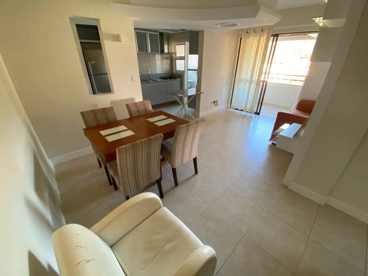 Apartamento mobiliado com 2 quartos e churrasqueira na sacada