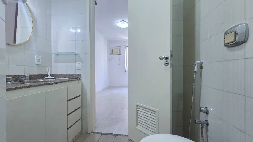 One-bedroom apartment in a building with a gym — photo 13