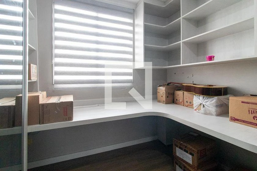 47 m² apartment with a walk-in closet and a home office — photo 11