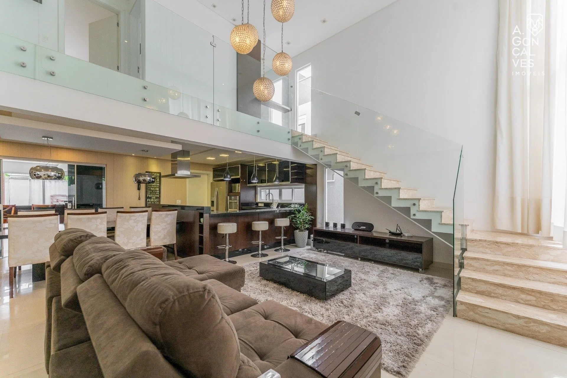 Furnished 4-bedroom house with hot tub and 4 parking spots