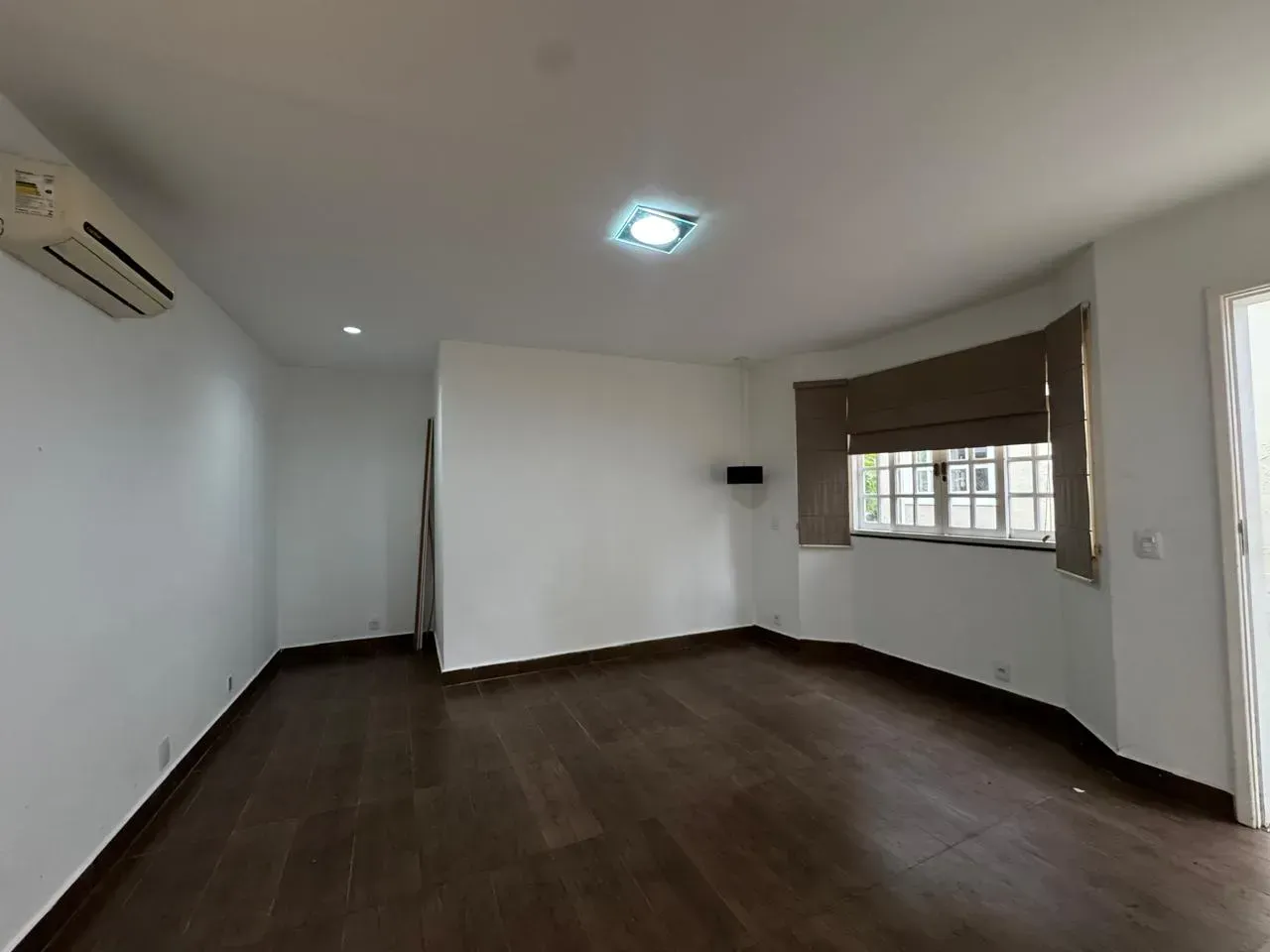 House with 4 bedrooms and 360 m² with open-plan kitchen — photo 24