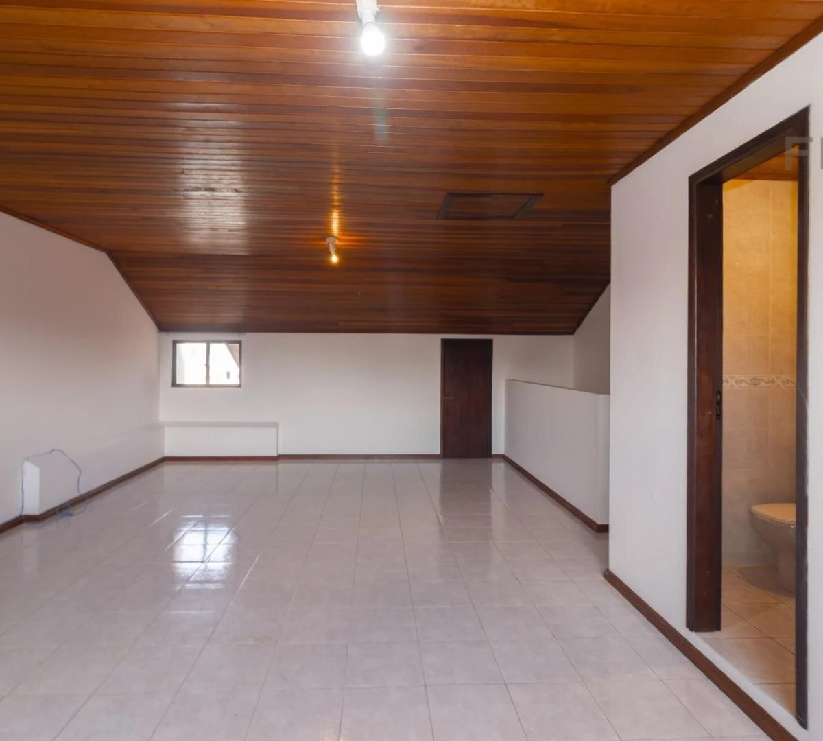 4-bedroom house with a bathtub in Curitiba — photo 24