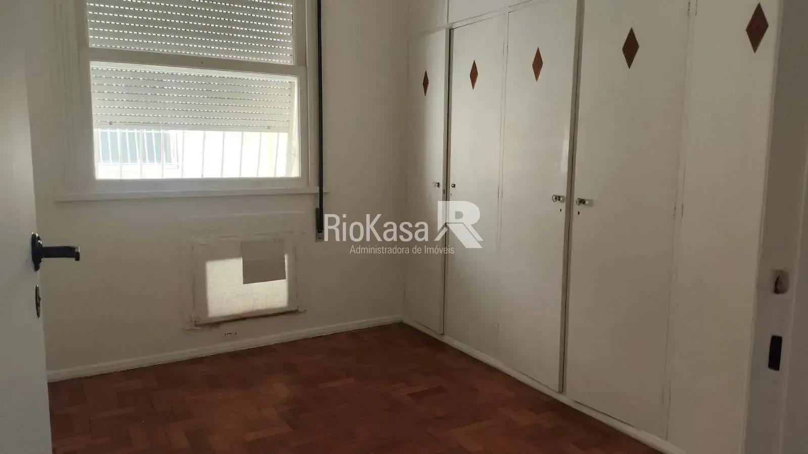 Wood or laminate floors in a 3-bedroom apartment, 85 m² — photo 7