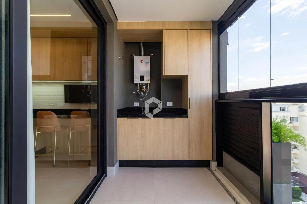 One-bedroom apartment in a building with a gym — photo 13