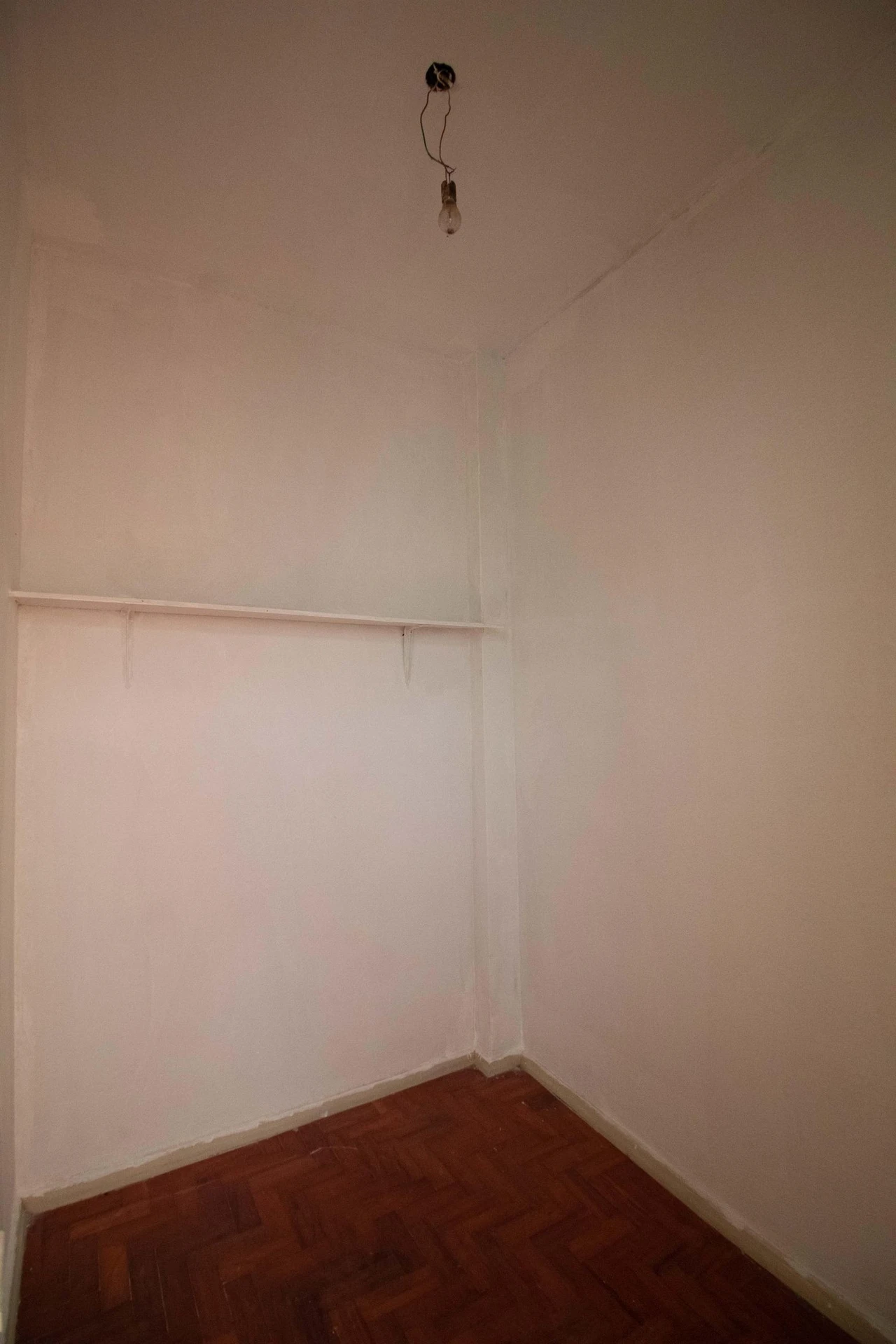 Apartamento de 2 quartos com piso de madeira ou laminado — photo 26