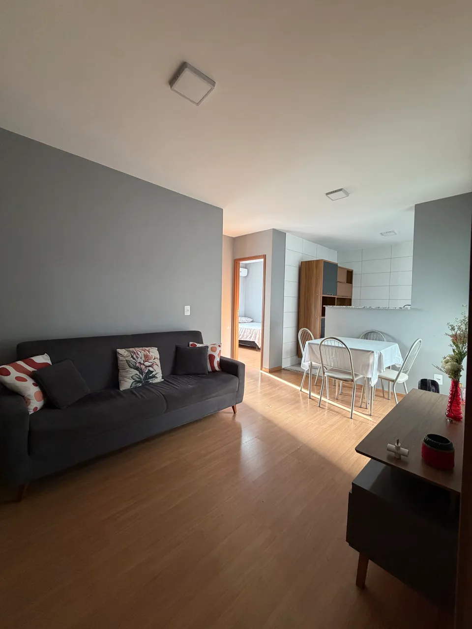 Apartamento com 2 quartos e 2 banheiros com cozinha integrada