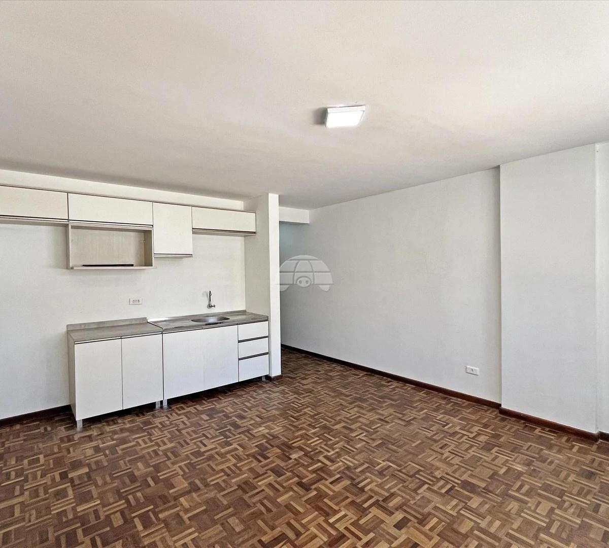 Apartamento de 1 quarto com piso de madeira ou laminado