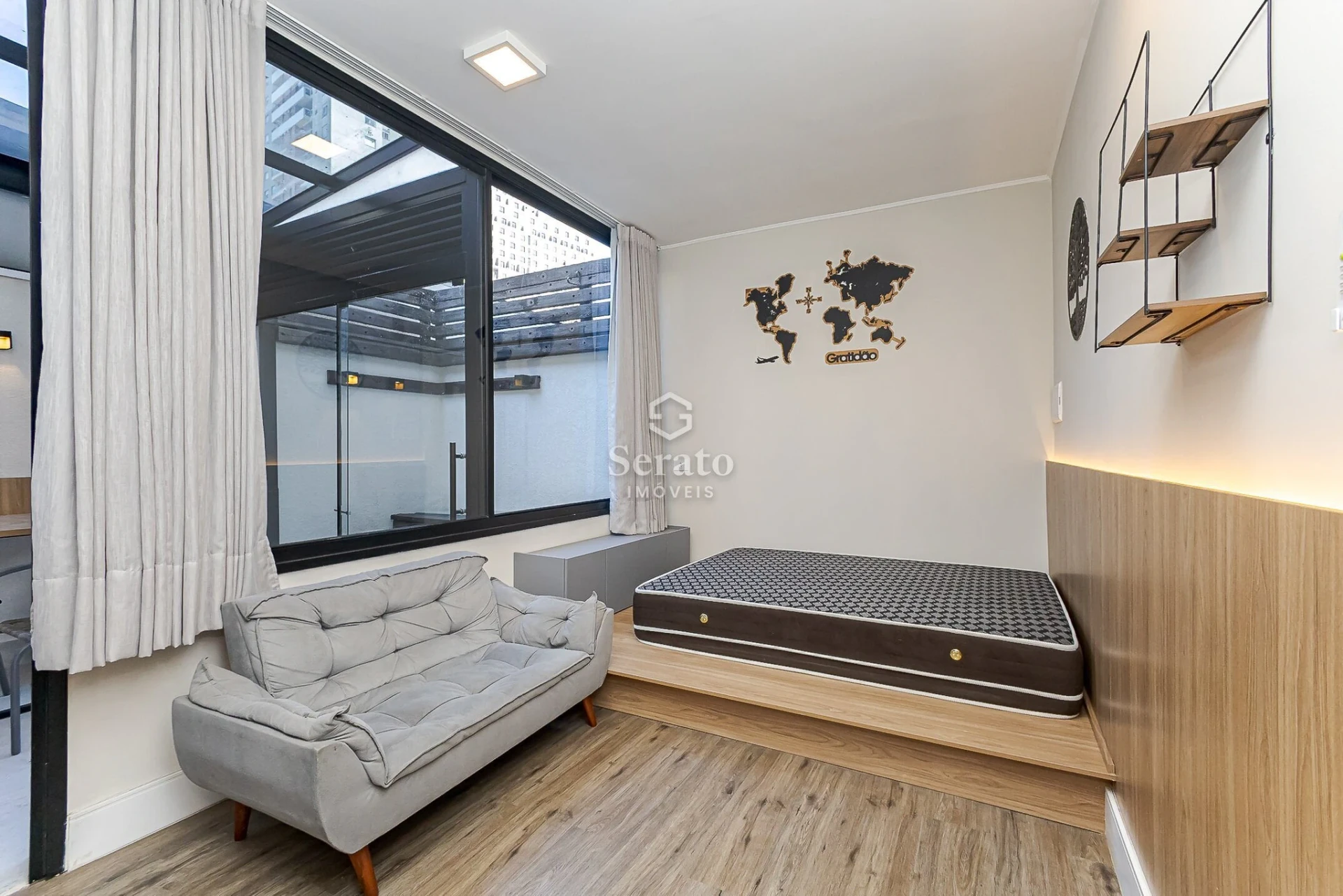 Walk-in closet in a one-bedroom apartment, 33 m²