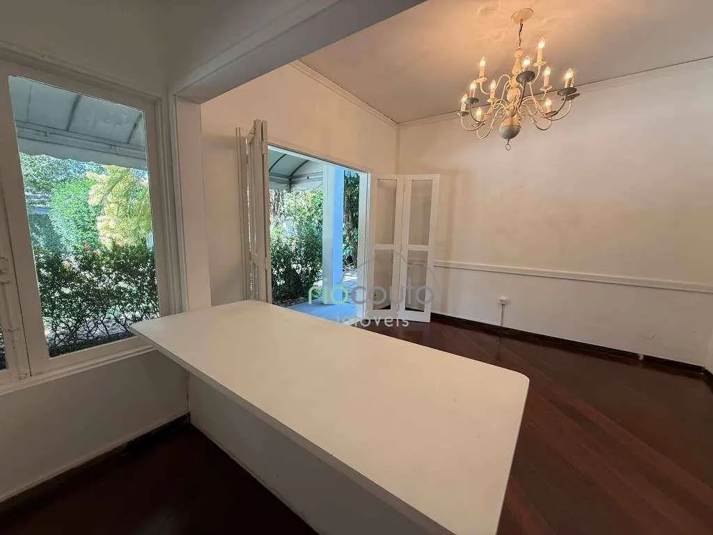 Casa com 5 quartos, 990 m² e 2 vagas, perto das janelas — photo 100