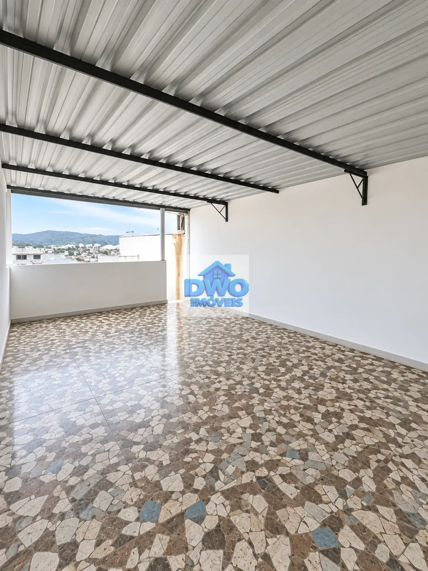 House, 200 m², with a glass-enclosed balcony — photo 14