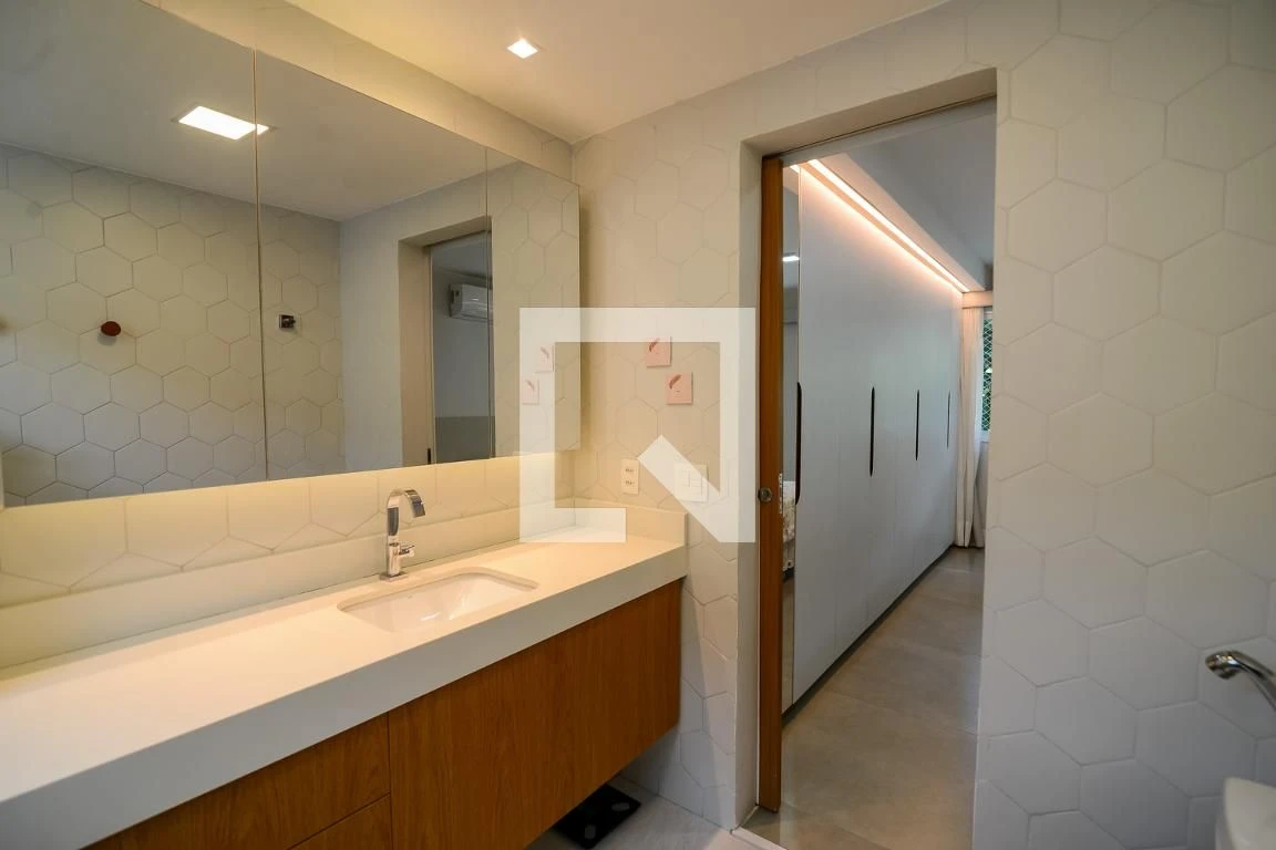 Furnished 4-bedroom apartment with 4 bathrooms — photo 43