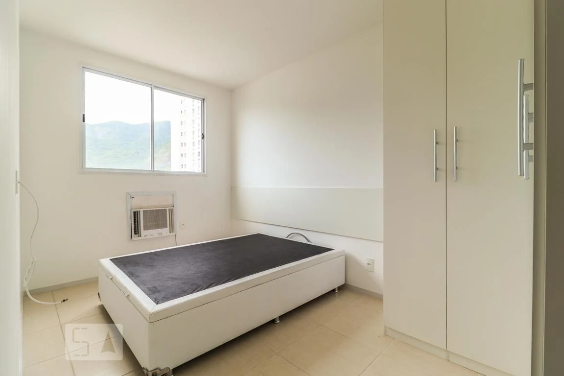 Unfurnished 3-bedroom apartment with balcony — photo 4