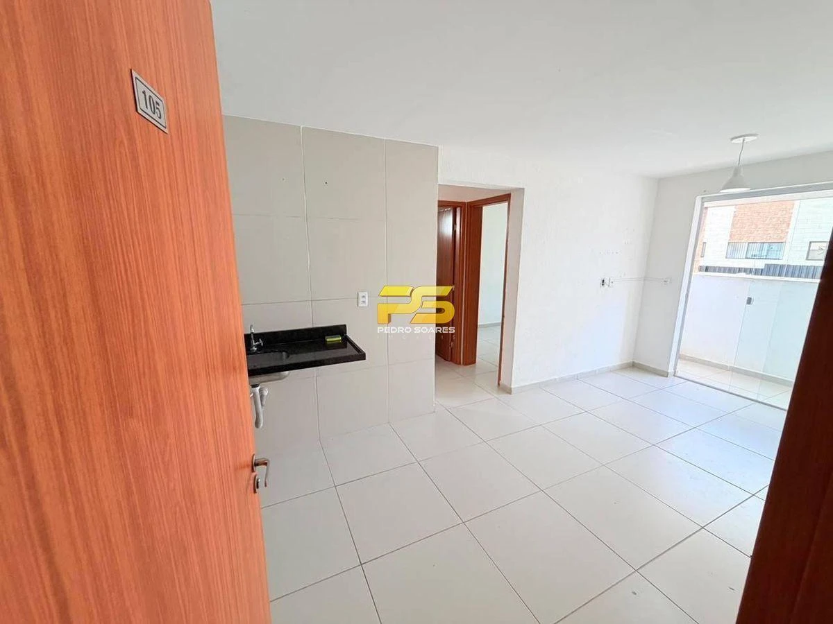 Apartamento térreo com 2 quartos e cozinha fechada