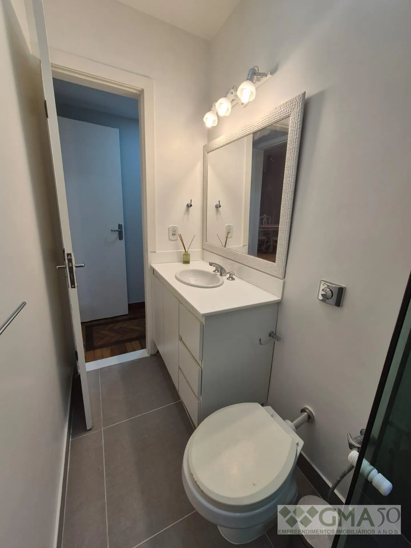 Furnished apartment, 90 m², with wood or laminate floors — photo 23