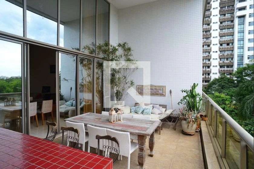 4-bedroom apartment with enclosed glass balcony — photo 2
