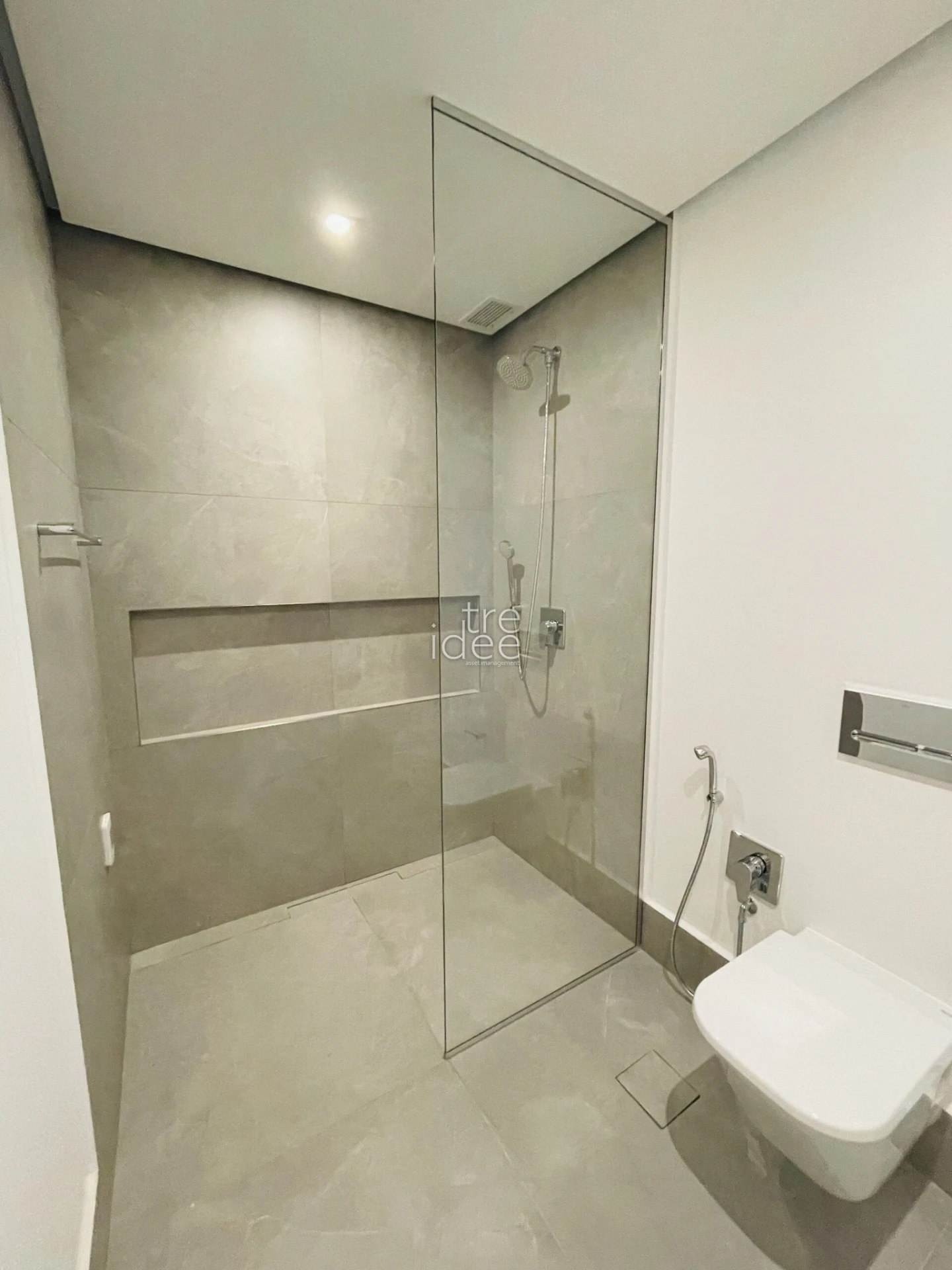 Furnished apartment, 80 m², with floor-to-ceiling windows — photo 27