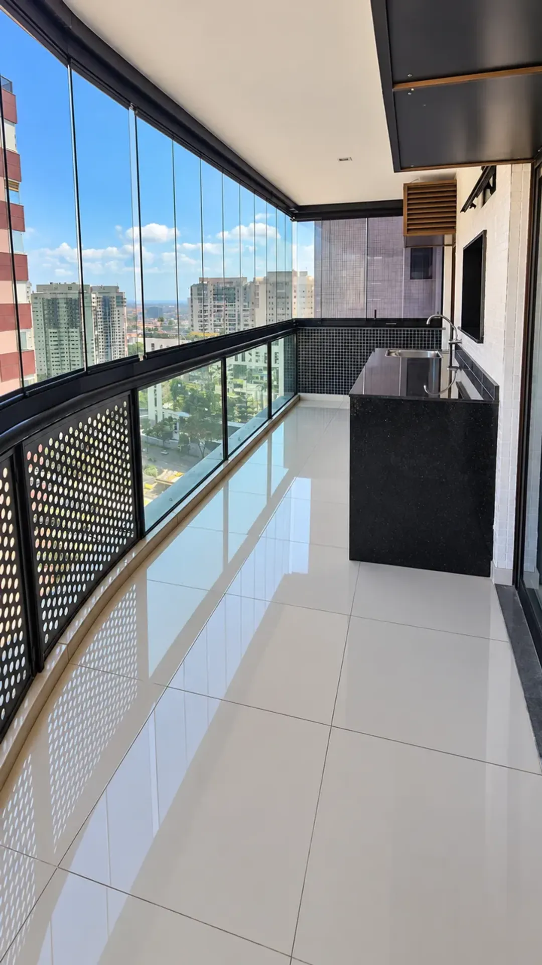 Apartamento no 20º andar com varanda envidraçada
