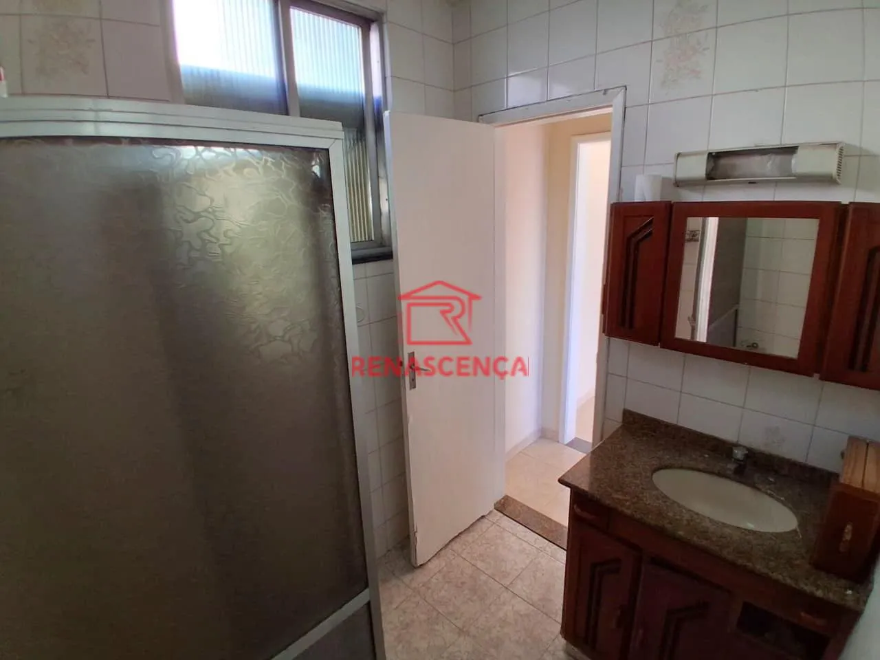 Casa sem mobília com 2 quartos e 1 banheiro