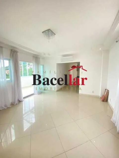 2-bedroom apartment with a mountain view