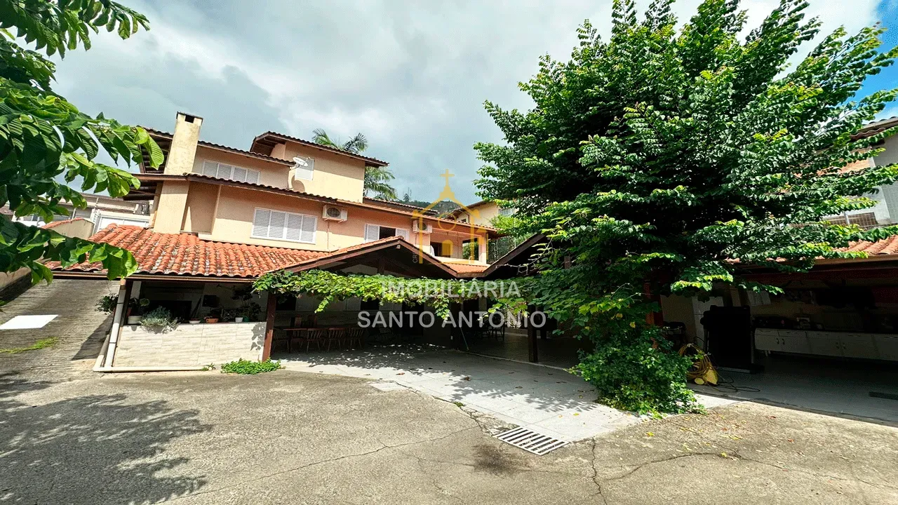 Rental house with 5 bedrooms and 497 m²