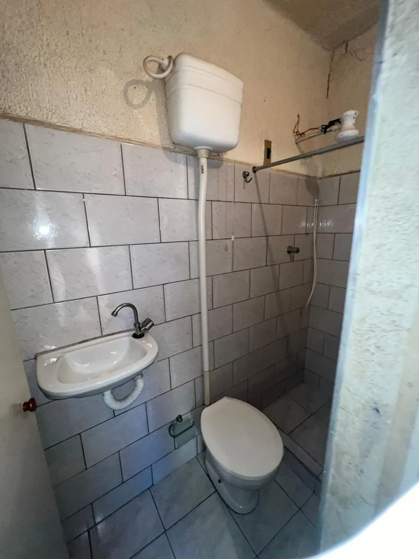 Casa com 4 quartos e cozinha fechada com armários — photo 34