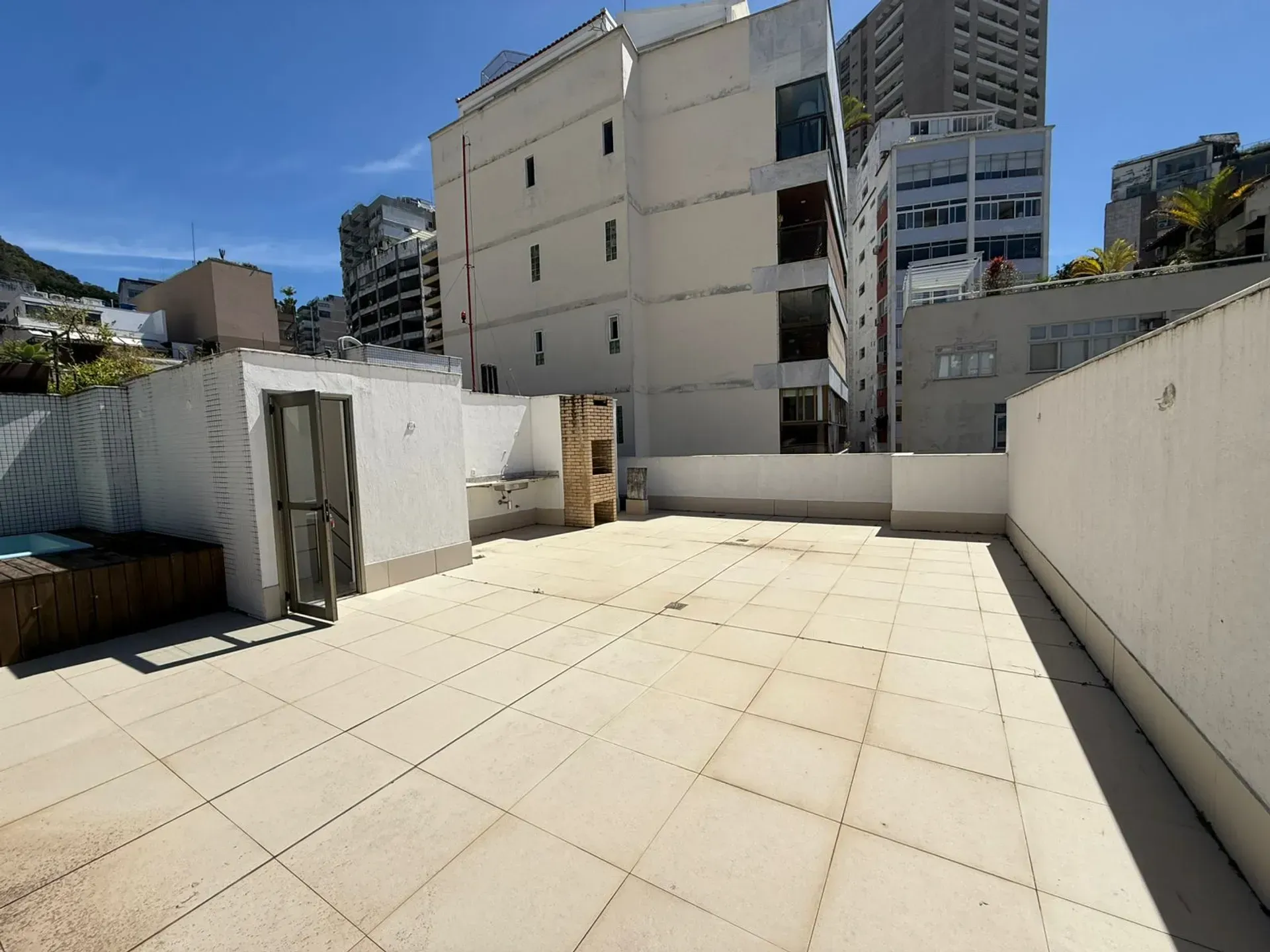 Apartment with balcony, 3 bedrooms and 2 parking spots — photo 36