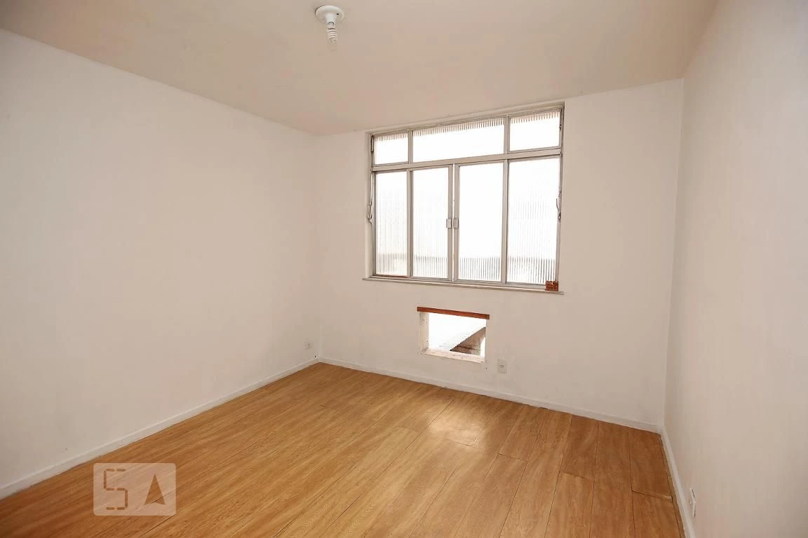 Wood or laminate floors in a 3-bedroom apartment, 88 m² — photo 5