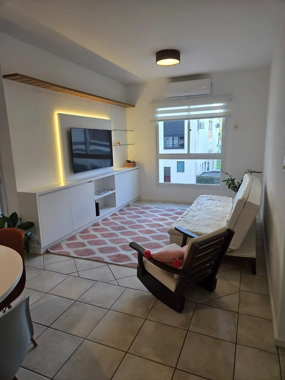 One-bedroom apartment with a washing machine — photo 2