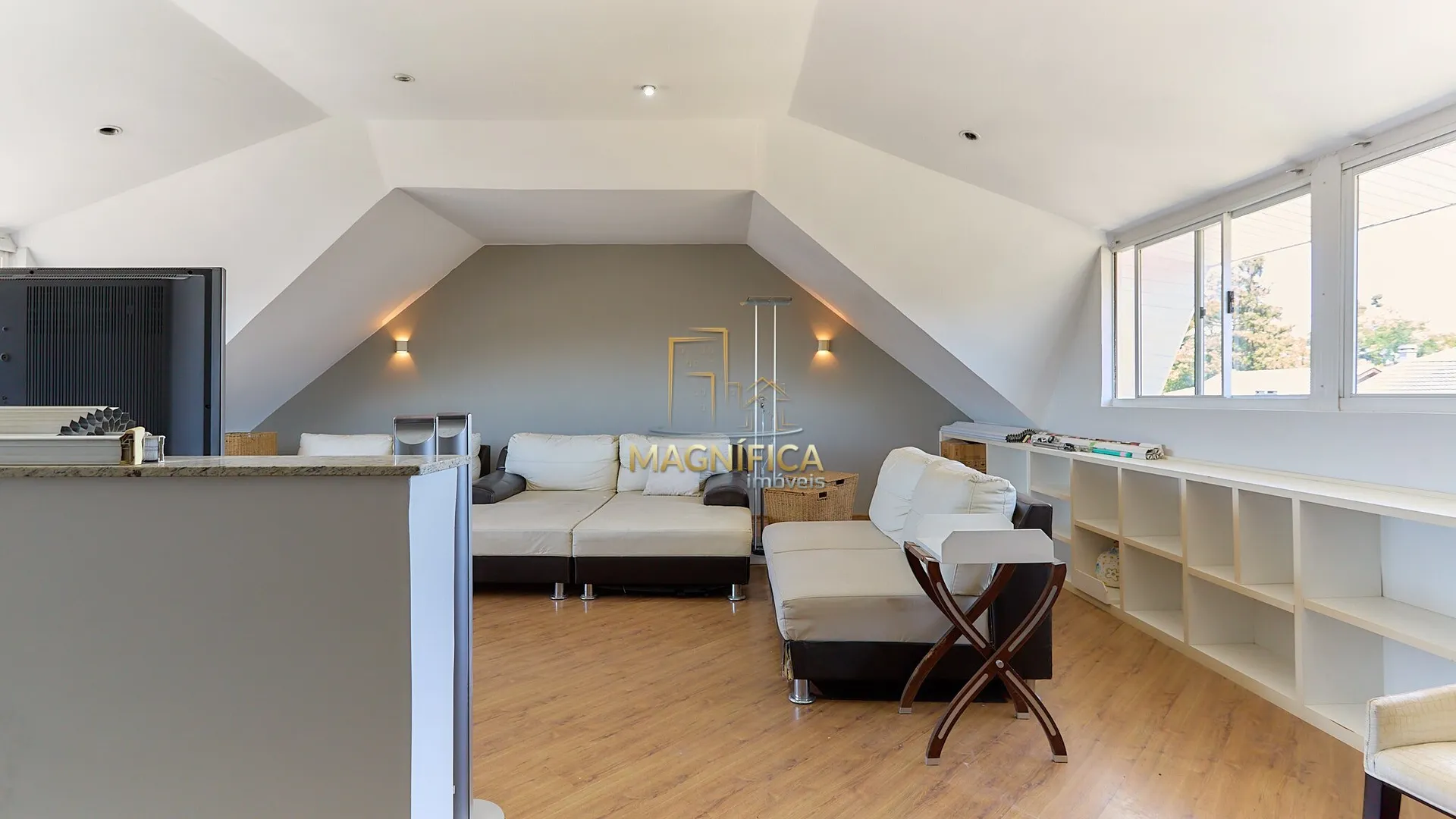 House with 4 bedrooms and 3 en-suite suites, 4 parking spaces — photo 45