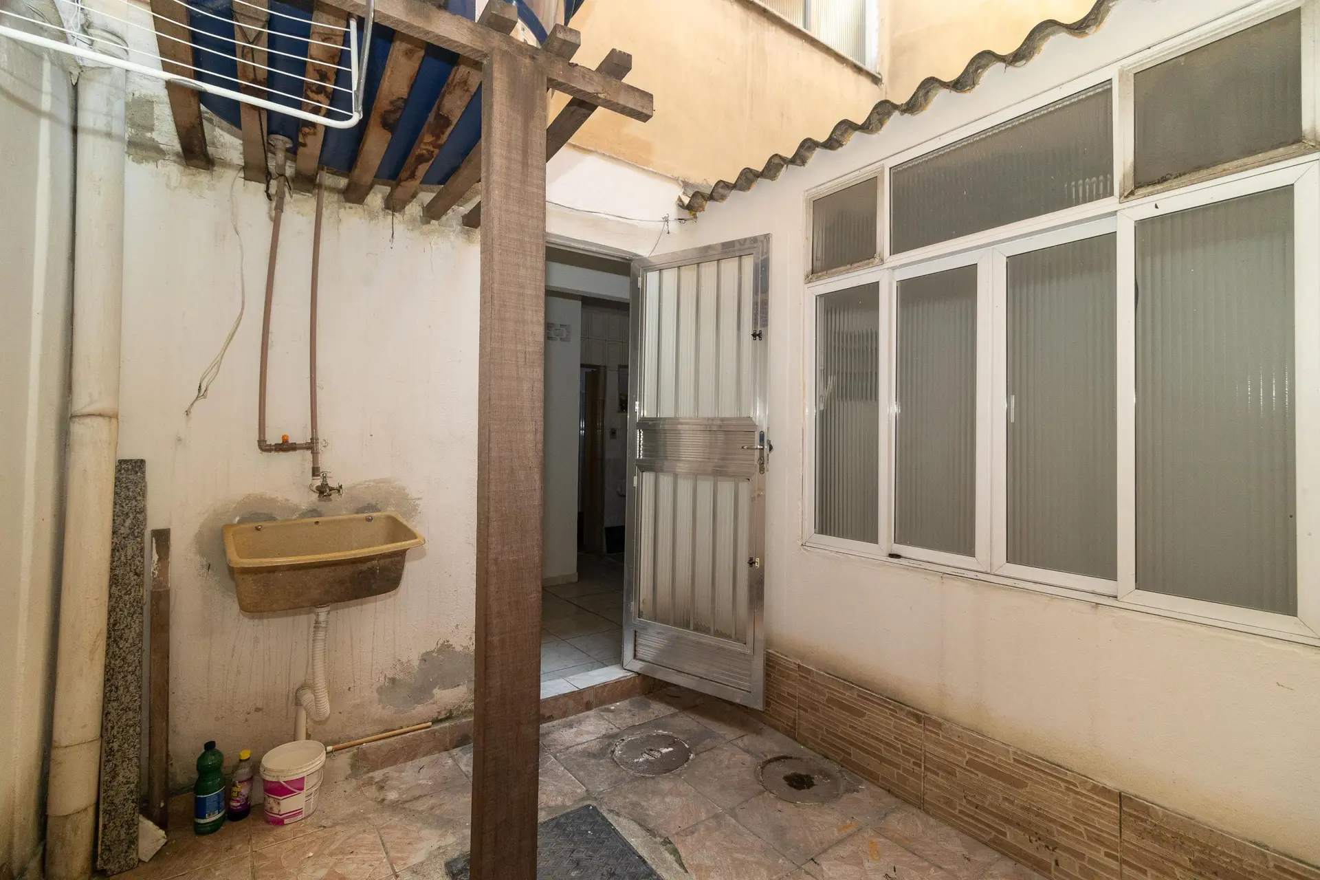 House with 2 bedrooms and an electric shower — photo 14