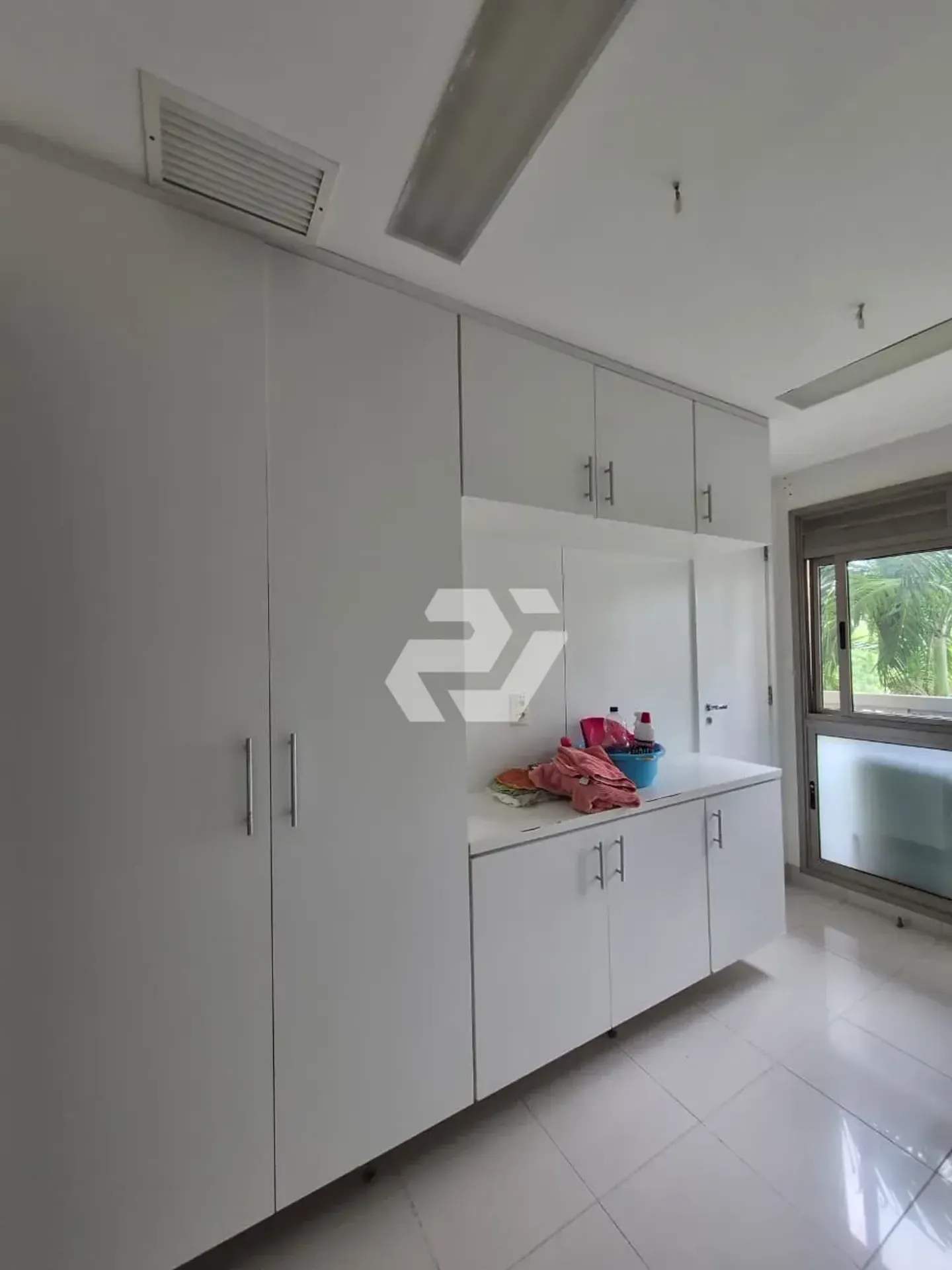 4-bedroom apartment with an enclosed glass balcony — photo 50