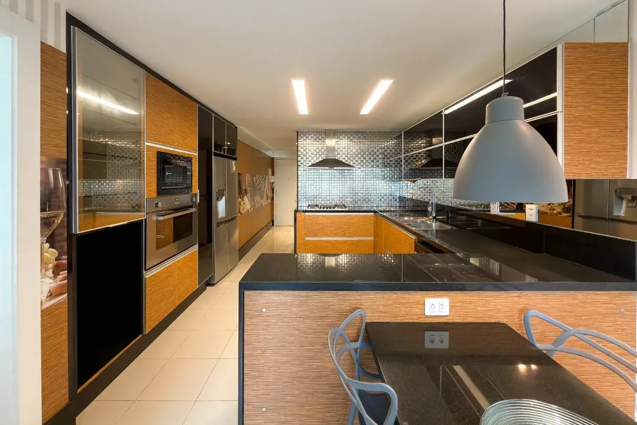Furnished apartment with 4 bedrooms and 5 bathrooms — photo 3