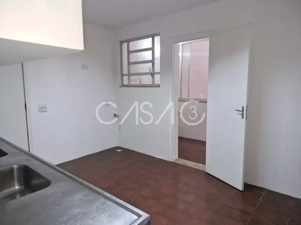 Apartamento com 4 quartos e cozinha fechada com fogão — photo 18