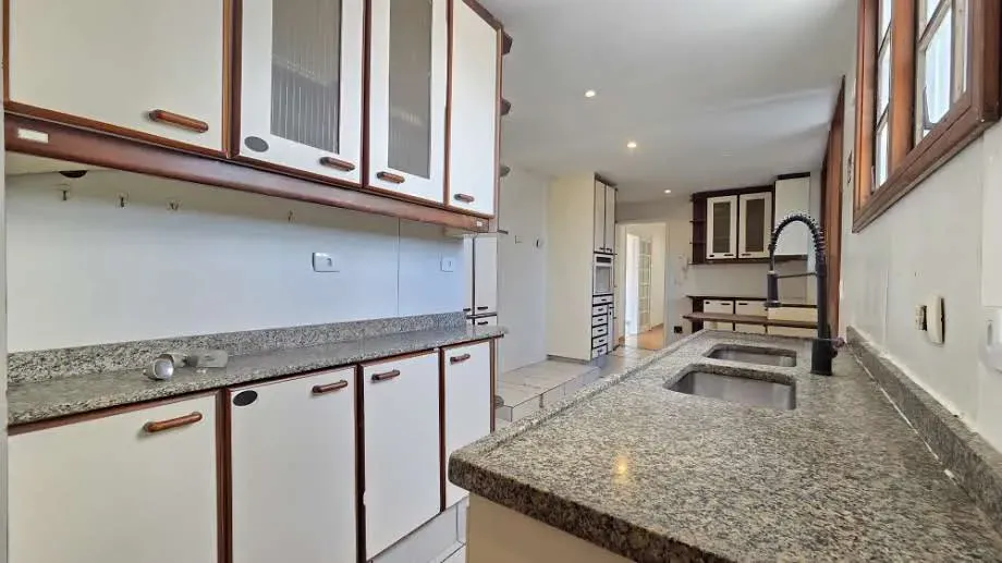190 m² apartment with 4 bedrooms and 4 bathrooms — photo 39