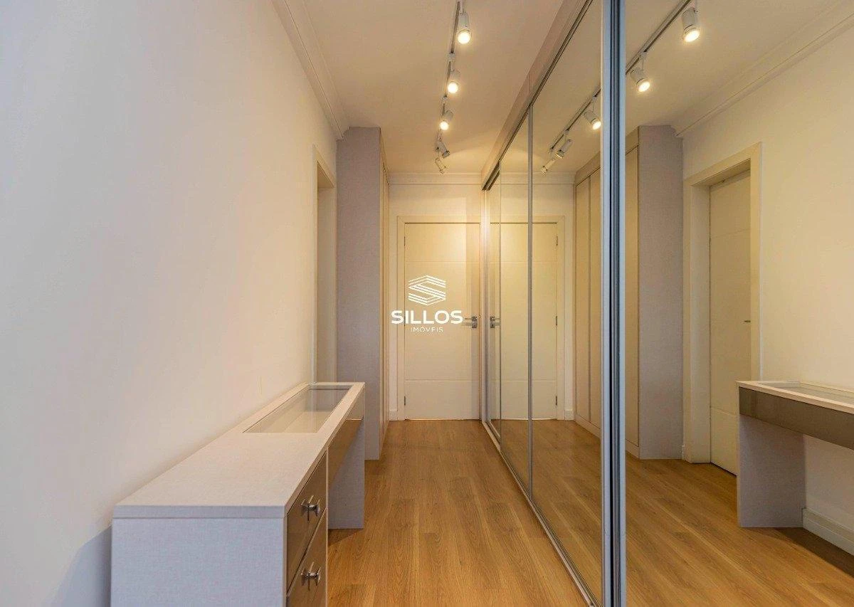 124 m² apartment with a bathtub and a walk-in closet — photo 20