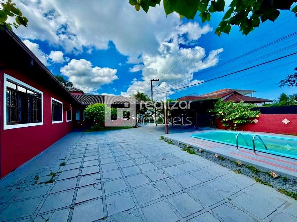 House with 4 bedrooms and a private BBQ area — photo 2