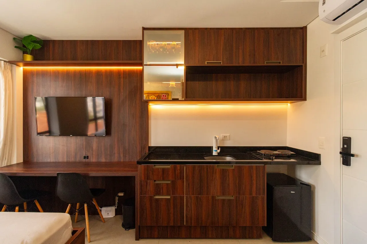 Furnished 1-bedroom apartment with a compact kitchen — photo 4